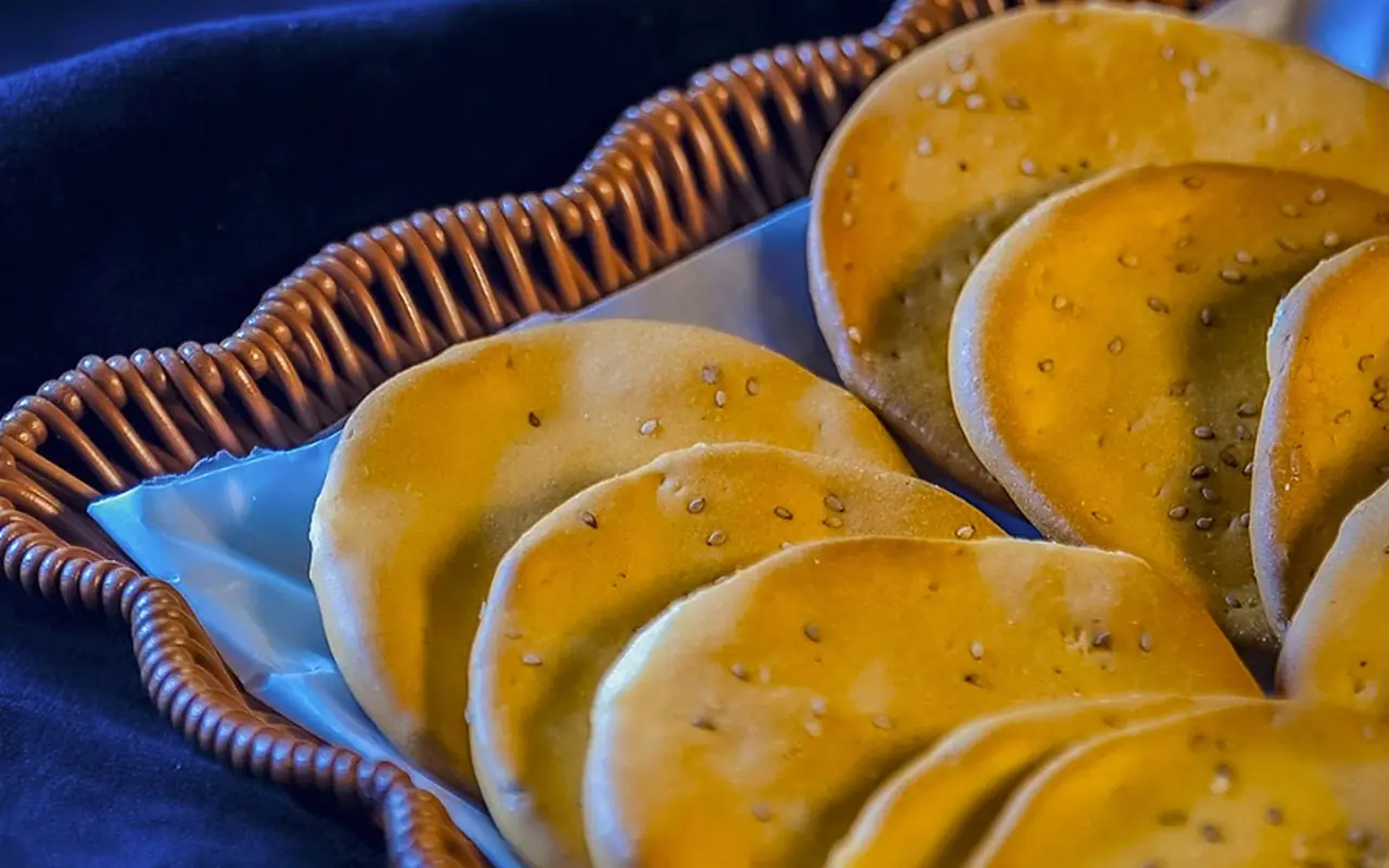 Galletas de ajonjolí recién horneadas en una canasta de mimbre
