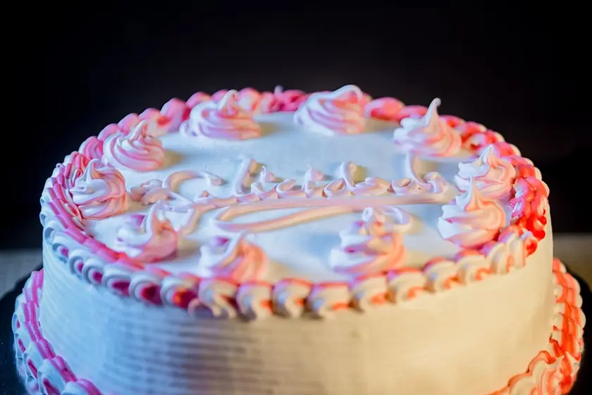 Bizcocho decorado con suspiro blanco y rosado