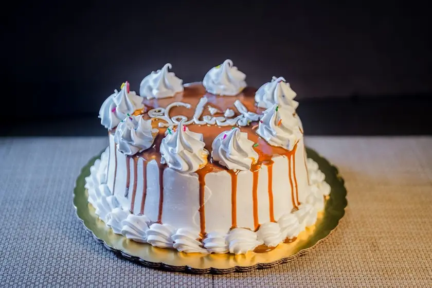 Bizcocho con suspiro y caramelo