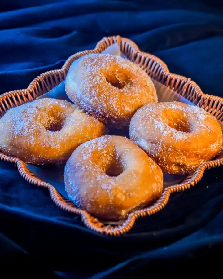 Donas azucaradas en una canasta