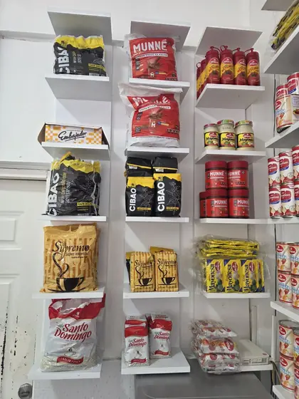 Estantes con café, chocolate y productos de despensa