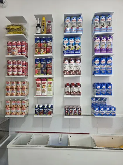 Estantes con leche, jugos y cremas