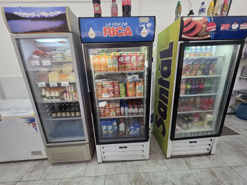 Neveras con refrescos, agua y embutidos