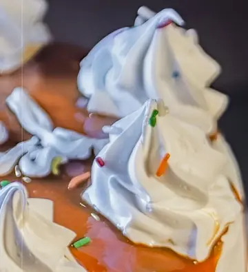 Porción de bizcocho con suspiro y caramelo